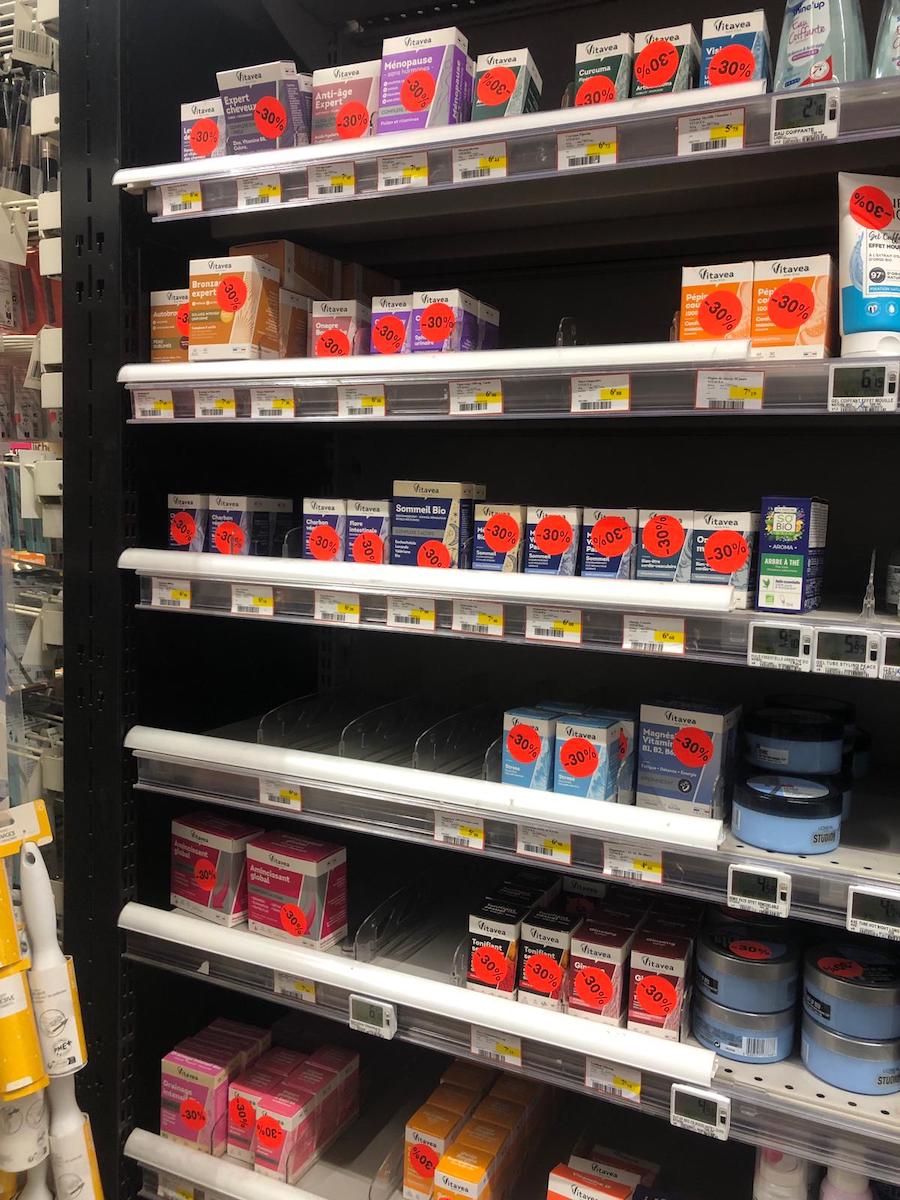 un rayon complément alimentaire de supermarché